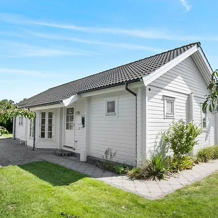 2 Bedroom Cozy In Prázdninový dům Millinge