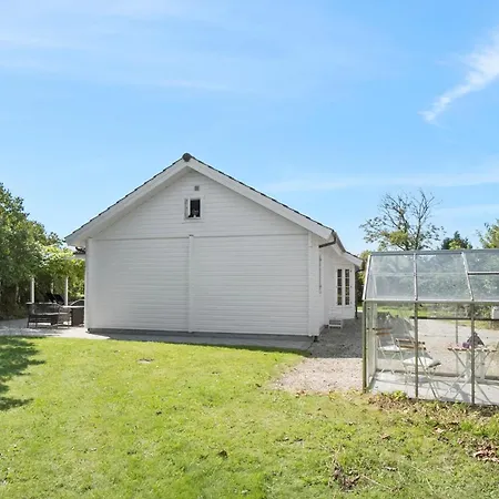 2 Bedroom Cozy In * Millinge